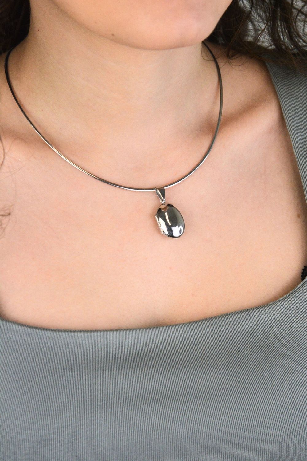 Zawieszka srebrna próby 925 w kształcie owalu, otwierana. Model W 2268R, długość z oczkiem 3,4 cm, szerokość 1,7 cm, waga 4,30 g. Elegancka i praktyczna zawieszka na łańcuszek1.jpg